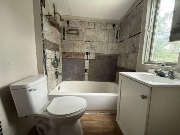 534 E Illinois St - Image 8