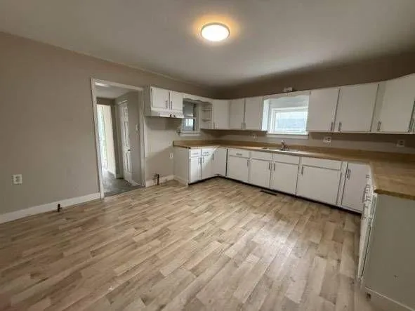 534 E Illinois St - Image 11