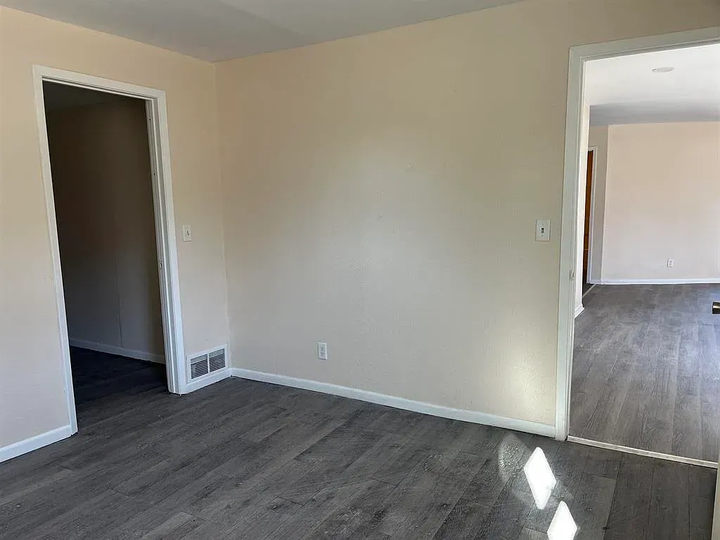 458 S Float Ave - Image 9